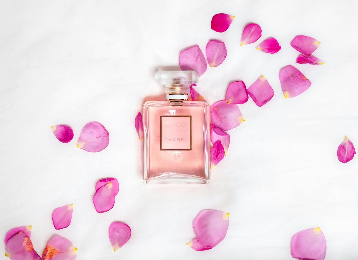 Parfums Femme — parfum aux pétales de rose