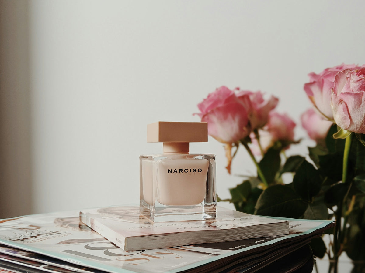 hero-contact | Flacon de parfum et roses
