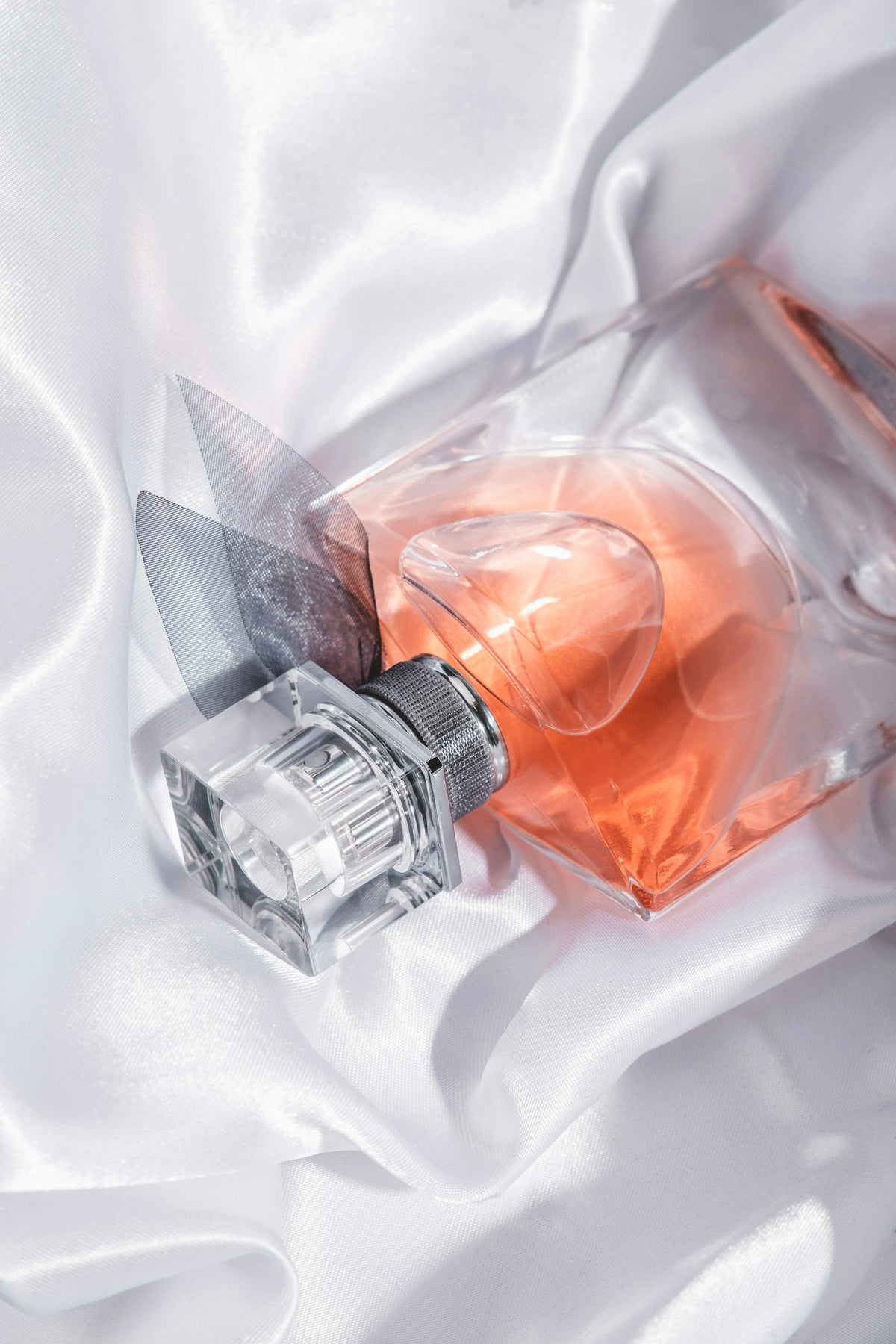hero-faq | Flacon de parfum sur satin
