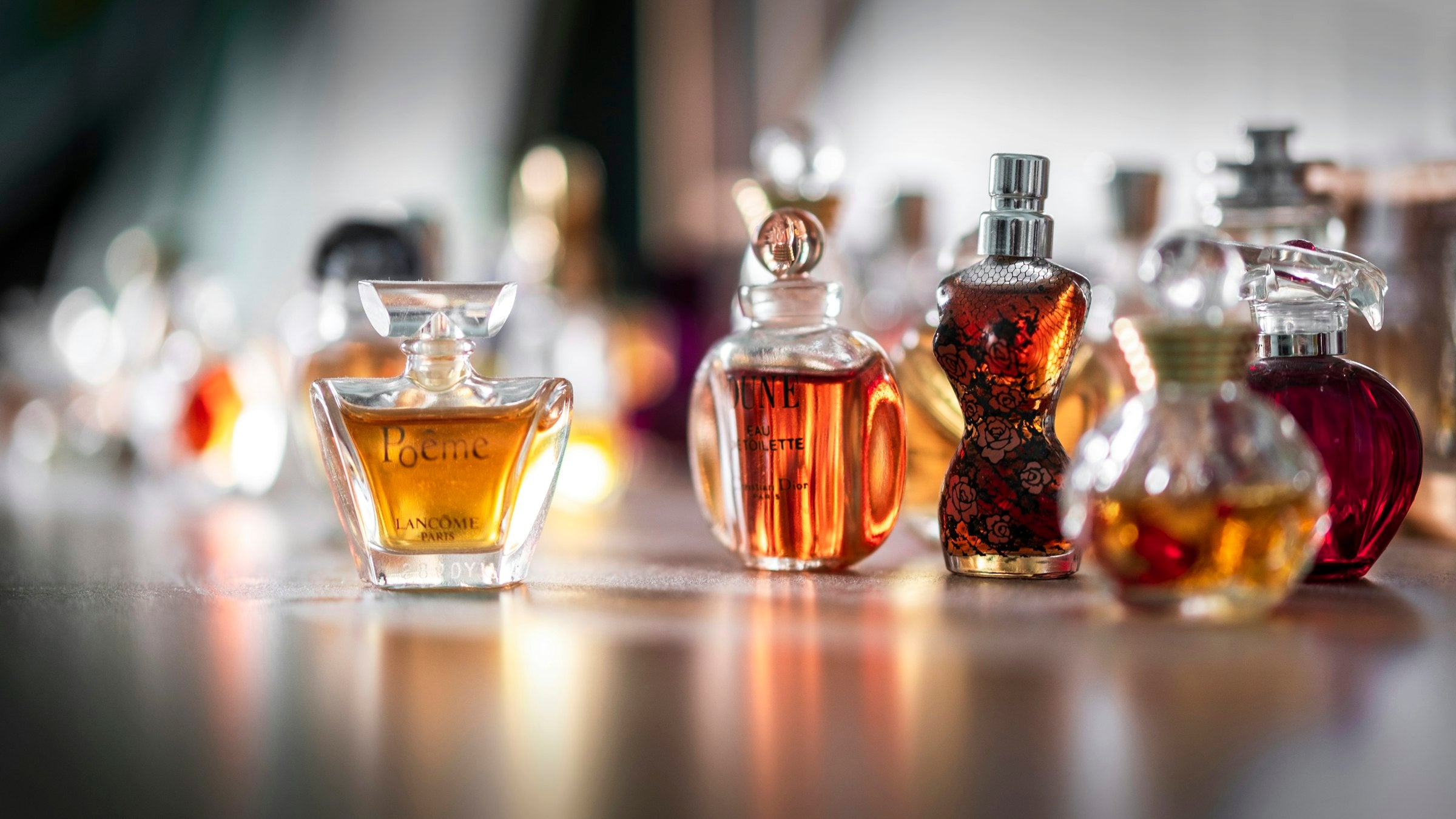 hero-unisexe | Collection de flacons de parfum aux tons chauds